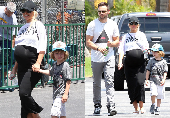 Na reta final da segunda gravidez, Christina Aguilera passeia com o filho, Max
