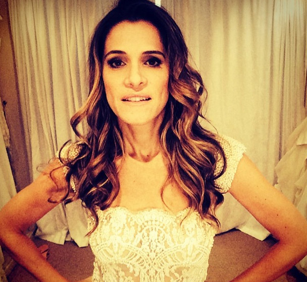Ingrid Guimarães posa vestida de noiva: ‘Quem quer casar comigo?’