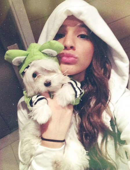 Bruna Marquezine agasalha seu pet e faz selfie