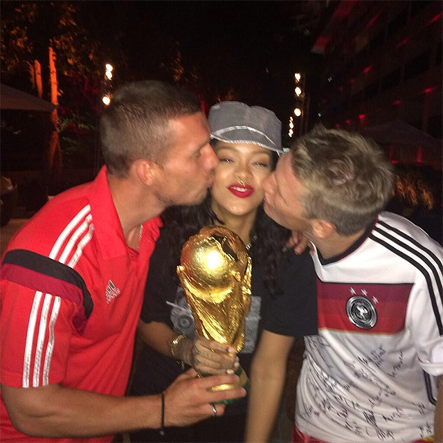 Rihanna posa com a Taça da Copa e craques da Alemanha: ‘Eu amo esses caras!’