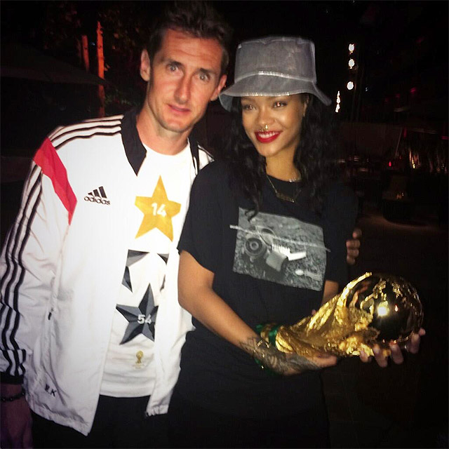 Rihanna posa com a Taça da Copa e craques da Alemanha: ‘Eu amo esses caras!’