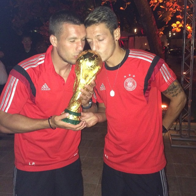 Lukas Podolski brinca com foto com Schweinsteiger: 