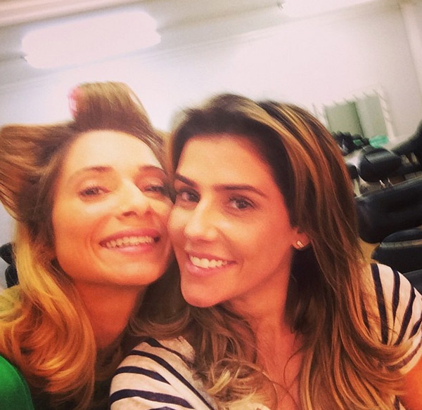 De bob no cabelo, Leticia Spiller posa com Deborah Secco