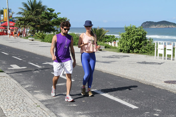 Juliana Didone caminha com o seu namorado na orla de Ipanema