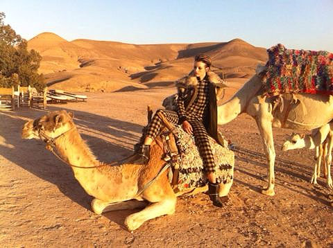 Flávia Lucini faz ensaio fotográfico no deserto do Marrocos