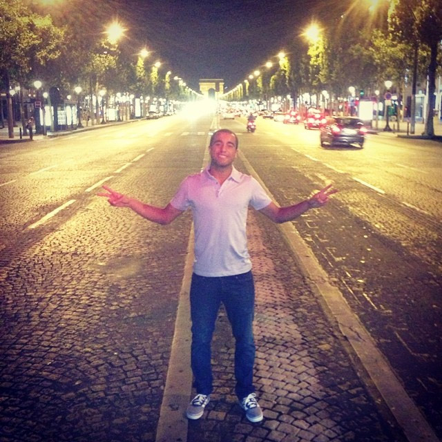 Em Paris, o jogador Lucas Moura comemora feriado nacional