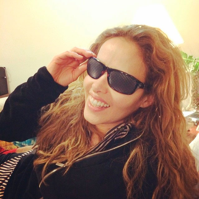 Leona Cavalli usa óculos especiais para evitar dores de cabeça