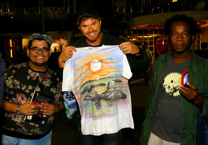 Kellan Lutz, galã de Crepúsculo, ganha presente de fãs na saída de hotel no Rio de Janeiro