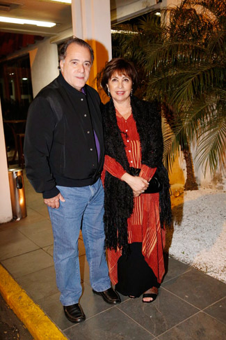 Tony Ramos e esposa Lidiane assistem juntos à estreia de O Rebu 