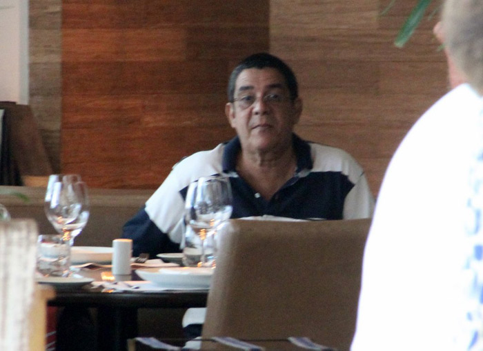 Zeca Pagodinho passeia em shopping carioca 