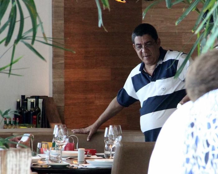 Zeca Pagodinho passeia em shopping carioca 