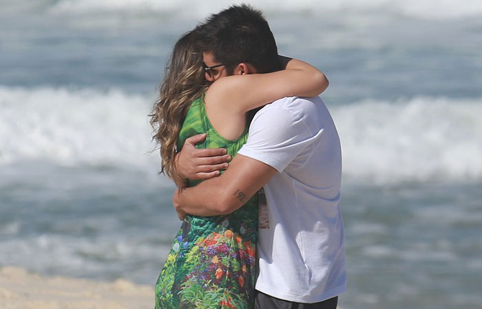 Bruno Gissoni e Polliana Aleixo gravam cenas de romance na praia