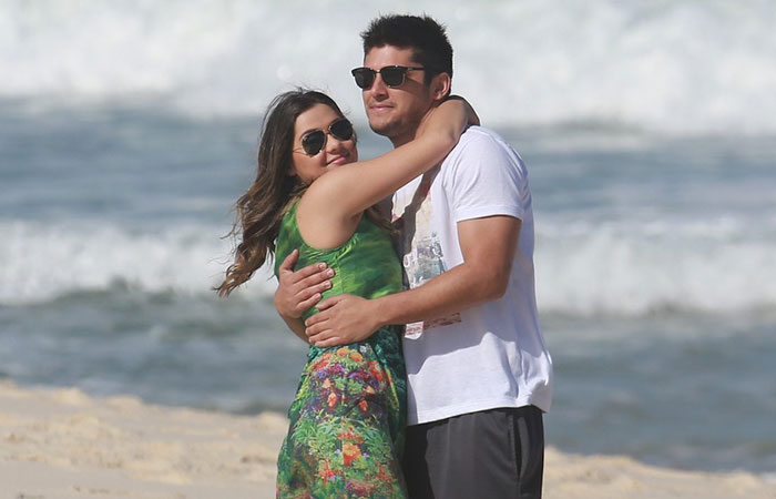 Bruno Gissoni e Polliana Aleixo gravam cenas de romance na praia