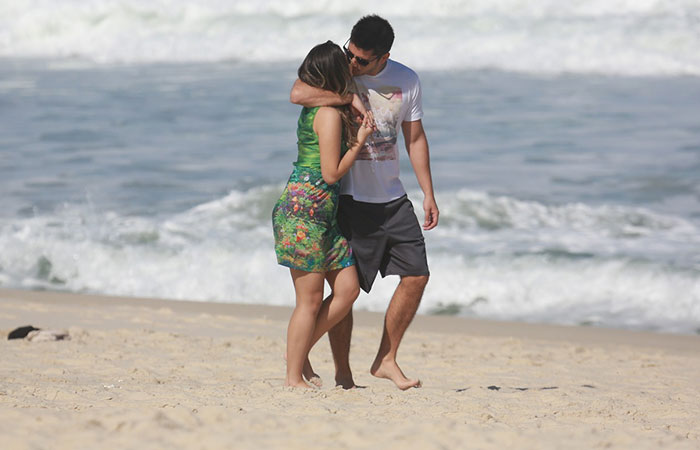 Bruno Gissoni e Polliana Aleixo gravam cenas de romance na praia