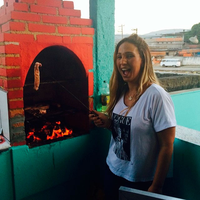 A Valesca Popozuda prepara churrasco para popofãs