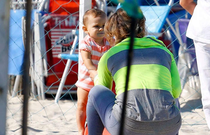  Guilhermina Guinle brinca com a filha, Minna, na praia