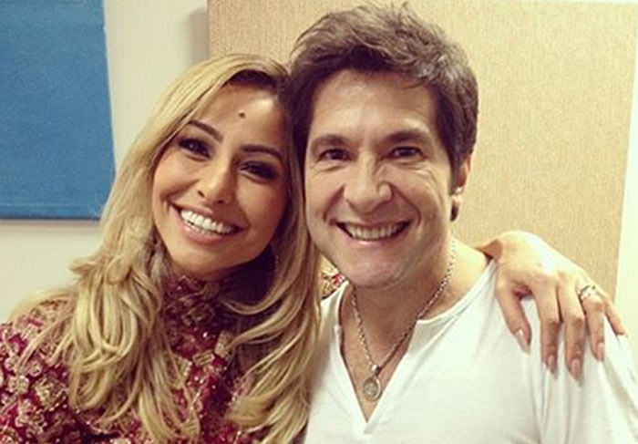 Daniel posa com Sabrina Sato nos corredores da Record