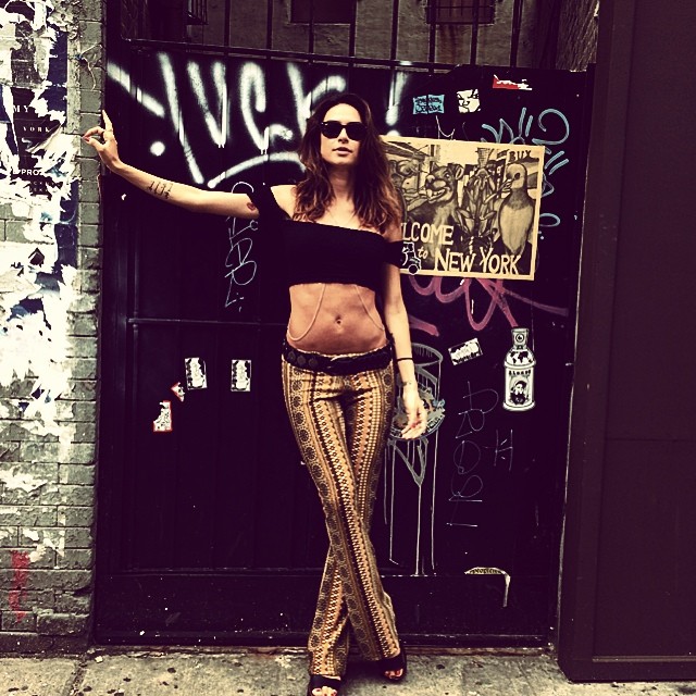 Com a barriga de fora, Thaila Ayala passeia pela vizinhança em Nova York