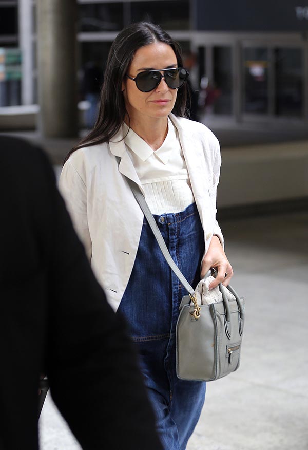 Demi Moore desembarca no aeroporto de Los Angeles