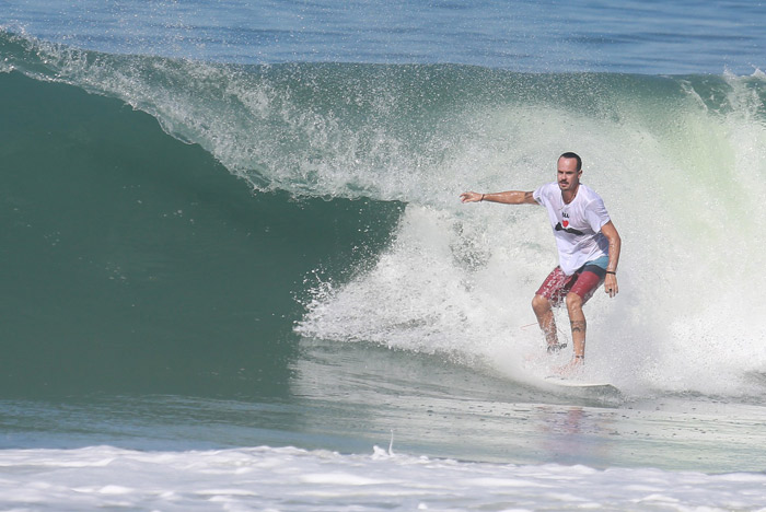 Paulinho Vilhena relaxa em dia de surf na orla carioca