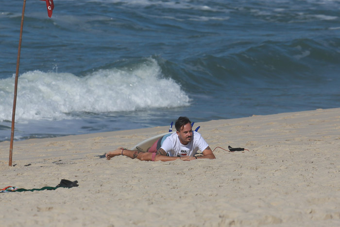 Paulinho Vilhena relaxa em dia de surf na orla carioca