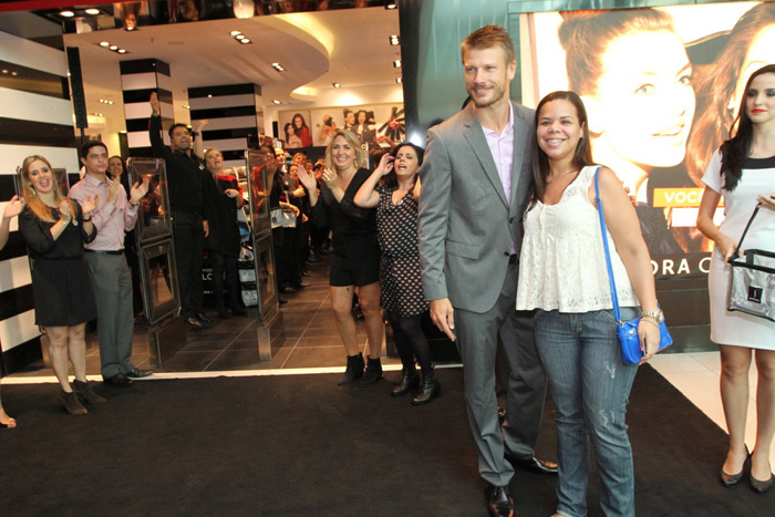 Rodrigo Hilbert esbanja charme em inauguração de loja