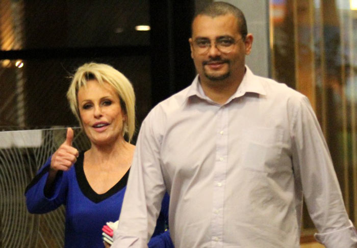 Ana Maria Braga sai para jantar com amigos no Rio de Janeiro