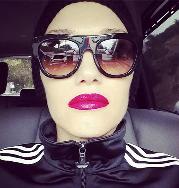 Cheia de estilo, Gwen Stefani tira selfie com batom rosa