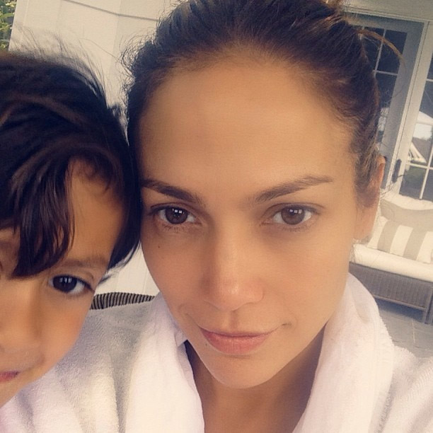 Jennifer Lopez mostra beleza natural e posta foto sem maquiagem