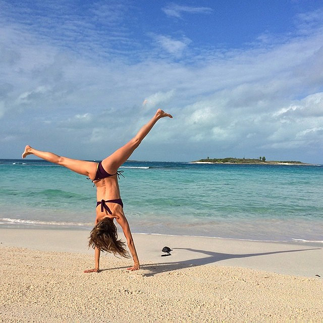 Gisele Bündchen dá piruetas em praia paradisíaca e comemora: 'Finalmente, férias!'