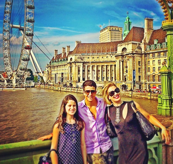 Claudia Raia passeia com Enzo e Sophia pelas ruas de Londres