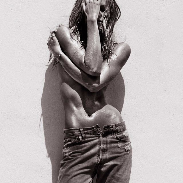 Candice Swanepoel posa de topless em ensaio fotográfico