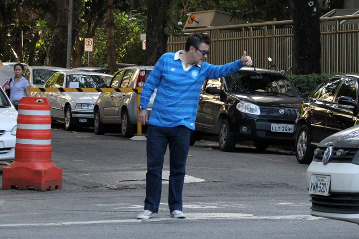 Antonio Calloni tenta chamar táxi no bairro do Leblon, Rio de Janeiro