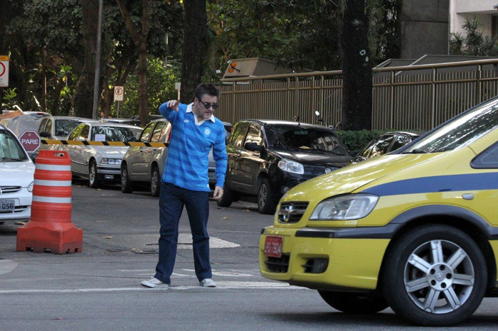 Antonio Calloni tenta chamar táxi no bairro do Leblon, Rio de Janeiro