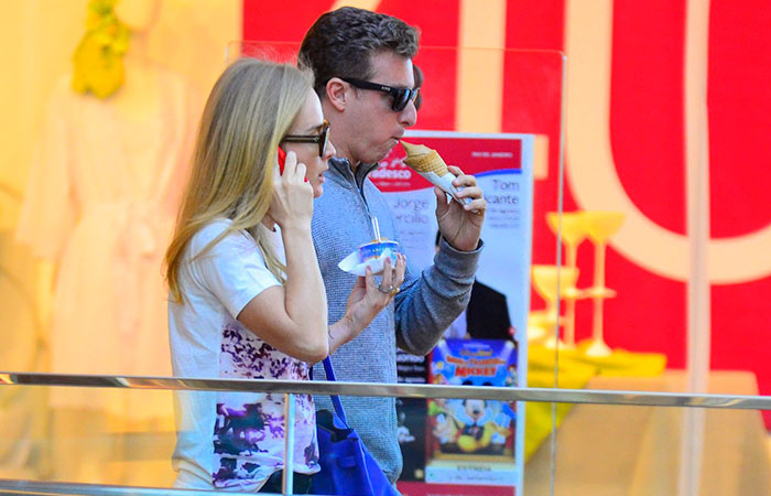 Angélica e Luciano Huck se refrescam tomando sorvete]