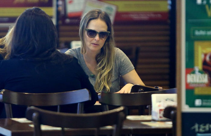  Fernanda Rodrigues bate papo com as amigas em shopping carioca