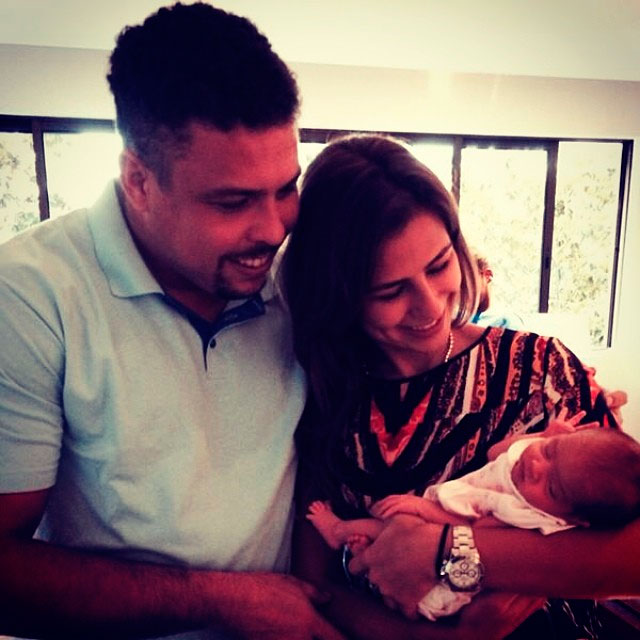 Ronaldo e Paula Morais visitam afilhada recém-nascida: ‘Apaixonados’