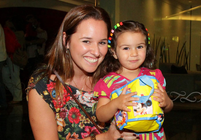 Mariana Belém leva filha a espetáculo infantil