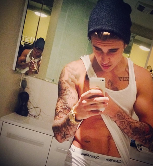 Justin Bieber tira foto com a cueca à mostra