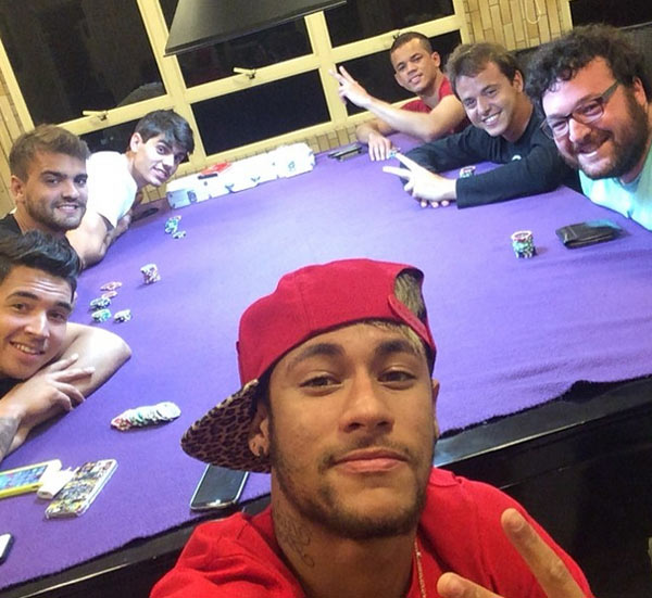 Neymar reúne os amigos para noite de pôquer