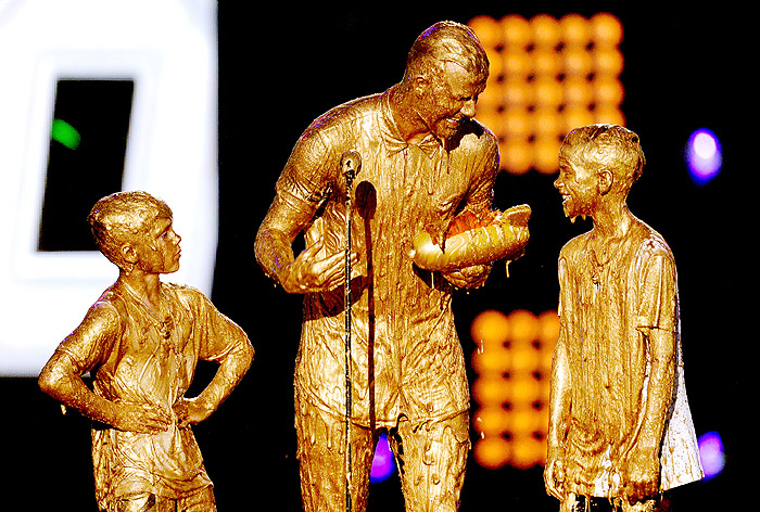 David Beckham fica todo melecado com os filhos durante premiação