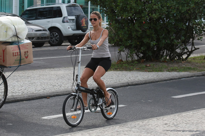 Fernanda de Freitas levanta cedo para pedalar na orla carioca