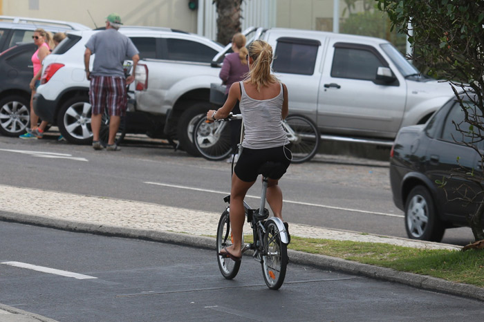 Fernanda de Freitas levanta cedo para pedalar na orla carioca