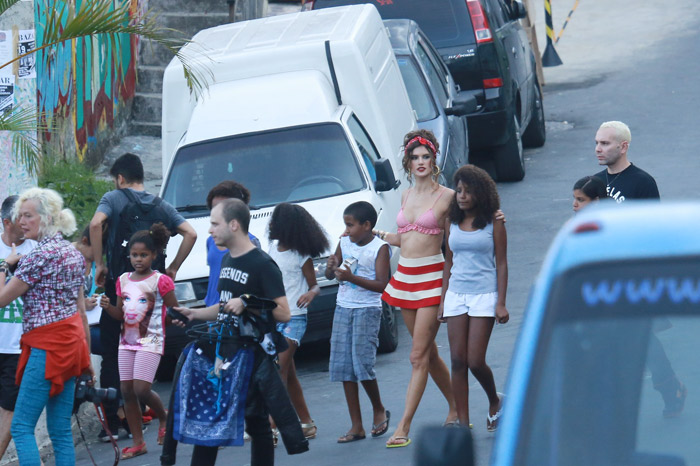 Alessandra Ambrósio arranca suspiros dos cariocas em ensaio no Vidigal