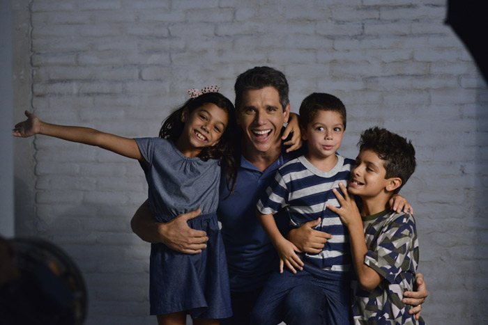 Márcio Garcia estrela campanha de Dia dos Pais com os três filhos