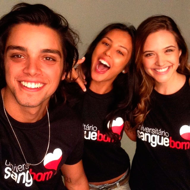 A Bruno Gissoni, Rodrigo Simas, Yanna Lavigne e Juliana Paiva fazem campanha para doação de sangue