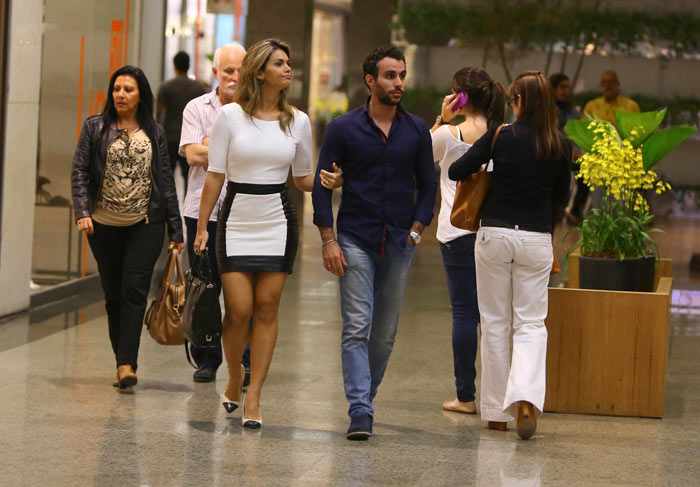 Kelly Key passeia com o marido em shopping carioca
