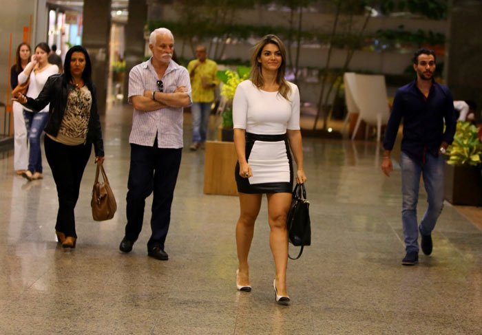 Kelly Key passeia com o marido em shopping carioca