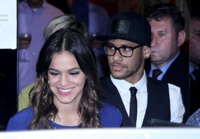 Neymar e Bruna Marquezine trocam beijos após capítulo final de Em Família
