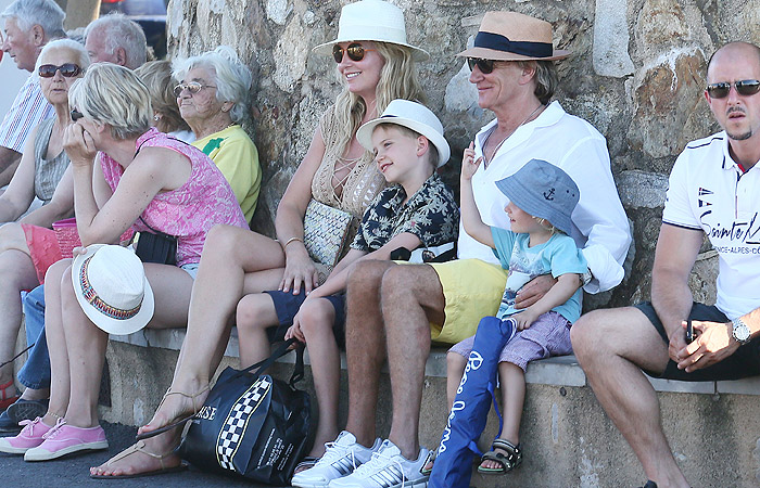 Luxo, glamur e decanso: Rod Stewart curte férias com a família em St. Tropez